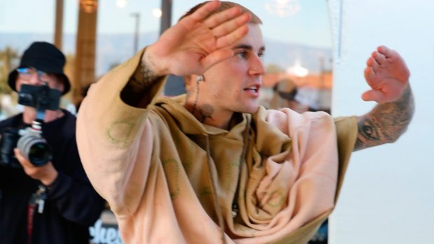 Justin Bieber escondiéndose de la prensa. (Foto: Gtres)