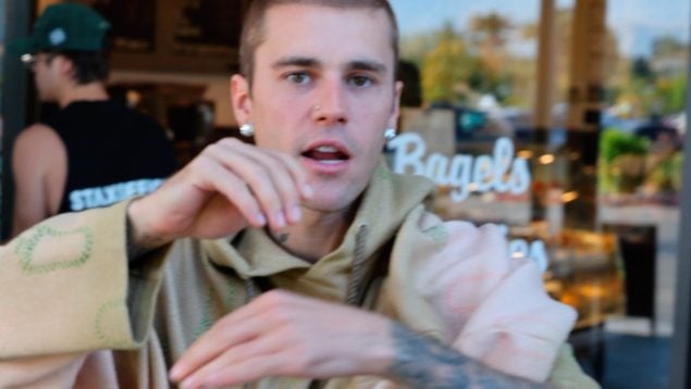 Justin Bieber evitando a la prensa en Palm Springs. (Foto: Gtres)