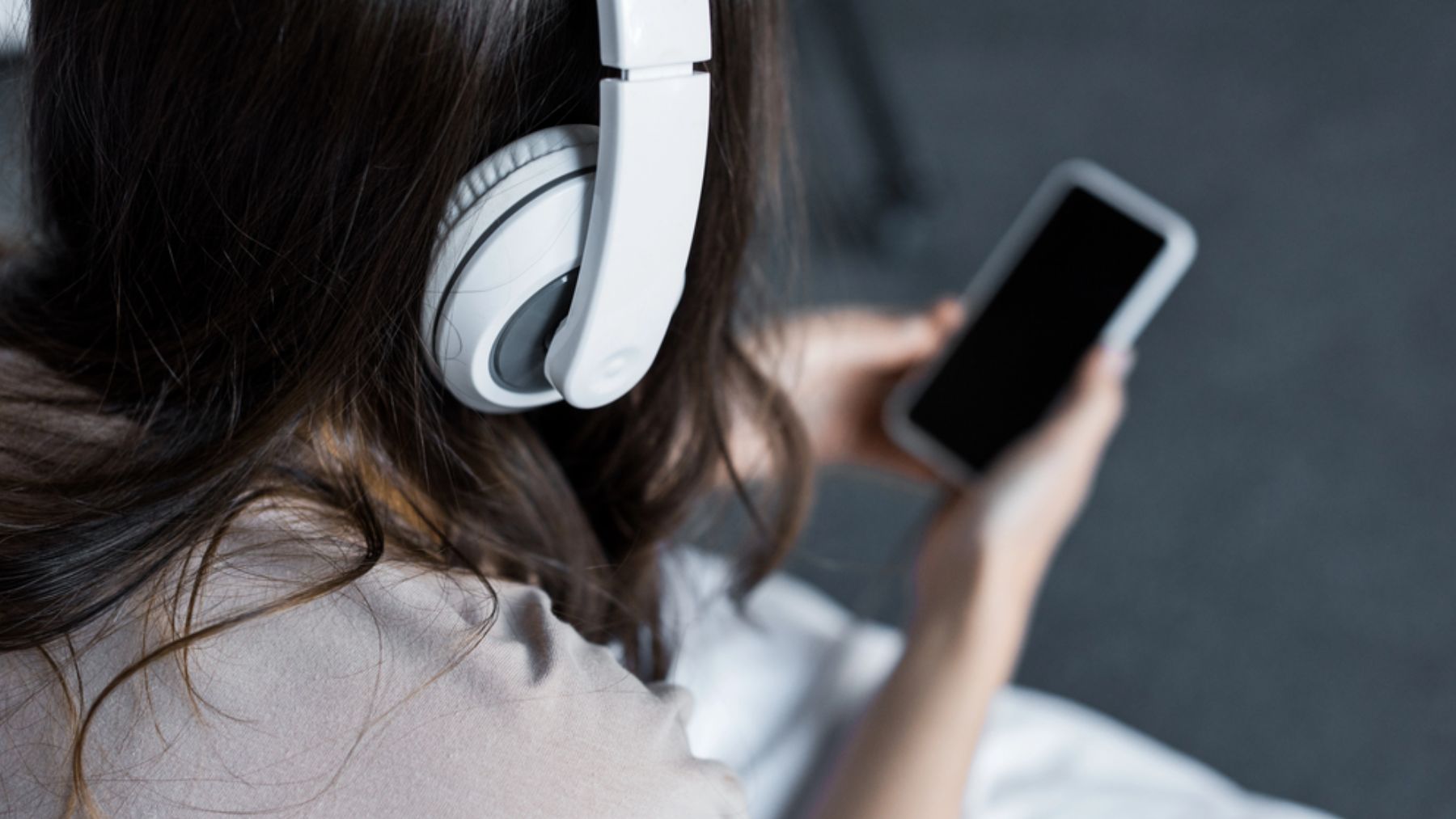 Los jóvenes utilizan auriculares de forma habitual.