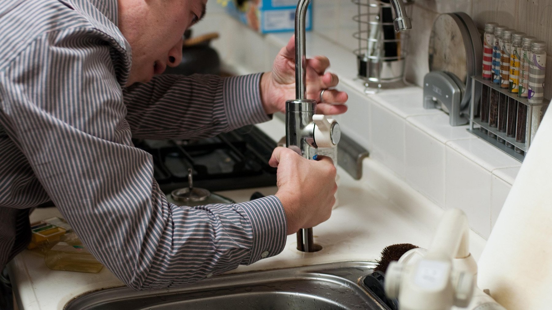 Fontanero trabajando en el fregadero. Foto: Pixabay.