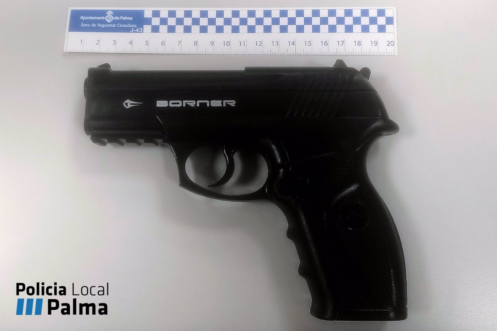 Un casero en Palma amenaza a sus inquilinos con un cuchillo de cocina y una pistola de aire comprimido
