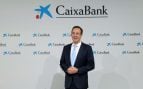 CaixaBank, Cataluña, impuesto a la banca, **CaixaBank dispara su beneficio a 2.951 millones y presume de músculo comercial y capital sólido** --- **El volumen de negocio supera el billón de euros y la rentabilidad se eleva al 15,7%** CaixaBank ha cerrado el primer semestre de 2025 con un beneficio neto de 2.951 millones de euros, lo que supone un incremento del 10,3% respecto al mismo periodo del año anterior. La entidad presidida por José Ignacio Goirigolzarri y con Gonzalo Gortázar al frente de la gestión ha conseguido este resultado en un contexto de fuerte crecimiento comercial, fortalecimiento del capital y reducción de la morosidad. Según ha destacado el propio Gortázar, CaixaBank avanza con paso firme en uno de los ejes clave de su Plan Estratégico 2025–2027: la transformación del Grupo. En paralelo al negocio tradicional, se están desarrollando iniciativas tecnológicas como los portales Facilitea (para compra y alquiler de viviendas y vehículos) o la plataforma Generación +, dirigida al segmento sénior. En términos de rentabilidad, el retorno sobre recursos propios (ROE) ha alcanzado el 15,7%, frente al 14,4% de hace un año. El banco ha mantenido un coste del riesgo en mínimos (0,24%) y un índice de eficiencia del 38,6%, mientras que el ratio de capital CET1 se ha situado en el 12,5%, ya descontado el exceso de capital por encima del objetivo marcado. --- **Crecen los préstamos, el ahorro y la captación de clientes** La entidad ha experimentado un crecimiento sólido en todas las líneas de negocio. El volumen de fondos de clientes ha ascendido a 717.652 millones de euros, un 7,5% más interanual, mientras que la cartera de crédito sano ha crecido un 4,8%, hasta alcanzar los 368.570 millones. El volumen total de negocio ya supera los 1,08 billones de euros, lo que representa un aumento del 6,6% en un año. La actividad comercial también ha batido registros: 360.000 nuevos clientes netos en los últimos 12 meses y un dato revelador, el 72% de los clientes minoristas tienen contratadas al menos tres gamas de productos. Las suscripciones netas a fondos y seguros ahorro han crecido en 11.960 millones de euros. En cuanto a la concesión de crédito, el banco ha registrado un crecimiento del 26,8% en nuevas operaciones durante el semestre, con un total de 43.430 millones. Por segmentos, destacan las hipotecas, que han aumentado un 46,2% interanual, hasta los 9.720 millones (el 93% a tipo fijo), y el crédito al consumo, con un alza del 10,4%. La financiación empresarial ha sumado 26.970 millones, un 25,5% más, y el 55% se ha dirigido a pymes. --- **Liquidez holgada, baja morosidad y dividendo a la vista** En términos de calidad del balance, CaixaBank ha reducido en 649 millones los créditos dudosos durante el semestre, situando la ratio de morosidad en el 2,3%, su nivel más bajo histórico. Las provisiones alcanzan los 6.744 millones, con una cobertura del 70%. La posición de liquidez sigue siendo cómoda: los activos líquidos totales alcanzan los 177.385 millones de euros, con un ratio de cobertura del 217%. A nivel regulatorio, el CET1 se sitúa en el 12,25%, dentro del rango objetivo (11,5%-12,5%) y por encima del umbral que permite distribuciones extraordinarias. De cara a los accionistas, el Consejo de Administración ha aprobado un dividendo a cuenta del 30%-40% del beneficio semestral, que se pagará en noviembre y podría situarse entre los 885 y los 1.181 millones de euros. A ello se suma el sexto programa de recompra de acciones, por valor de 500 millones, iniciado en junio. La entidad también ha destacado su compromiso social, con presencia en 3.704 municipios, 400.000 clientes con cuentas básicas, 249.127 microcréditos concedidos a través de MicroBank y más de 150.000 personas vulnerables beneficiadas por acciones sociales. Además, CaixaBank ha canalizado ya 20.990 millones de euros en financiación sostenible, un 62% del objetivo marcado para todo el trienio.