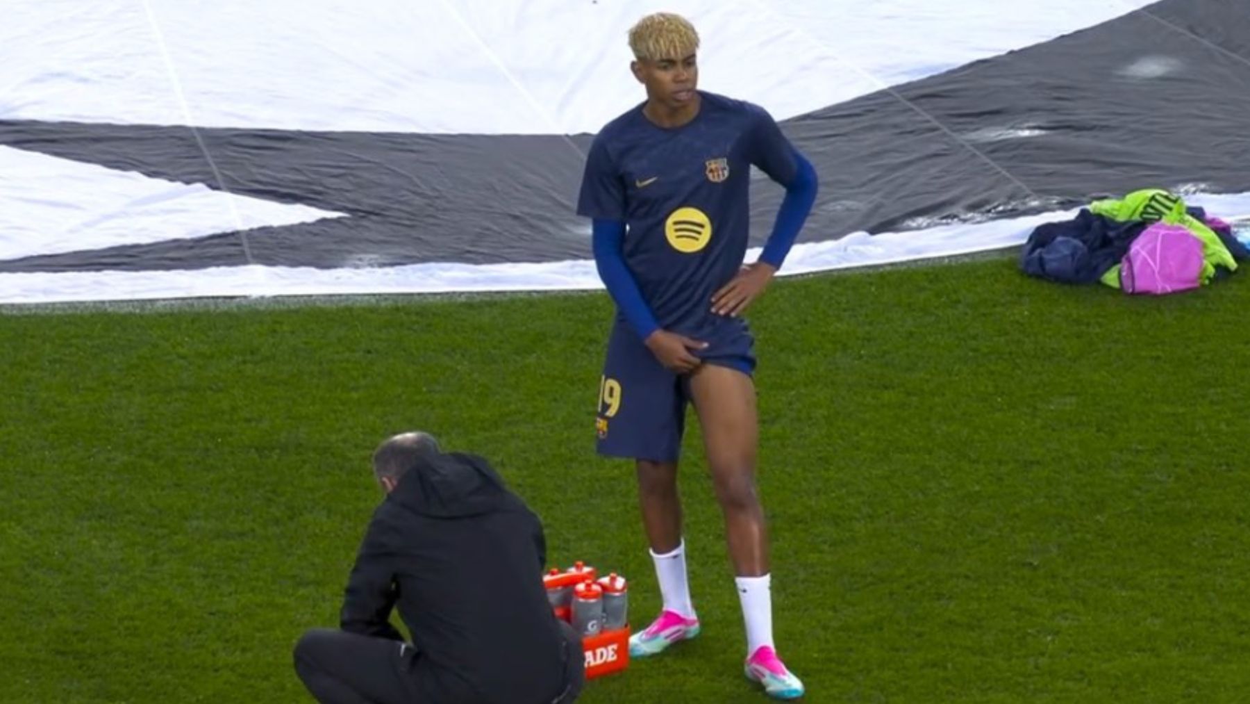 Lamine Yamal dio el susto antes del inicio del Barça-Inter con una lesión en el muslo