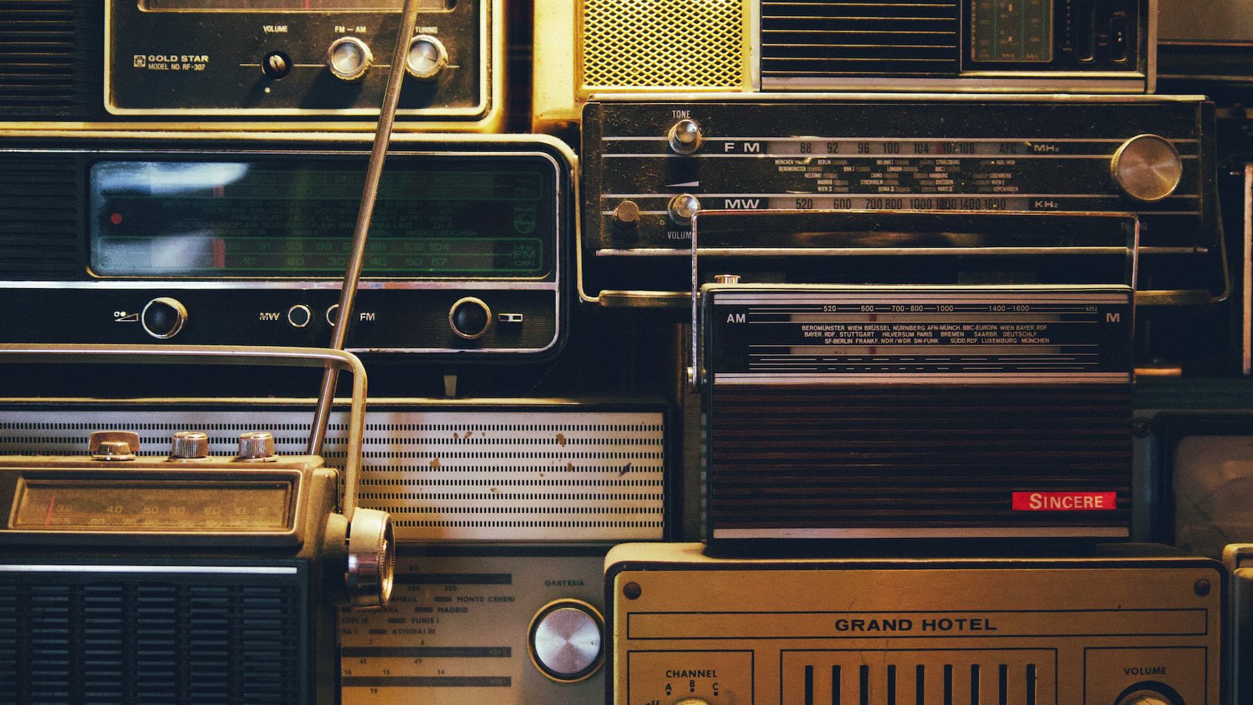 ¿Y si se va la luz? La radio FM, esa vieja aliada que los móviles modernos han olvidado