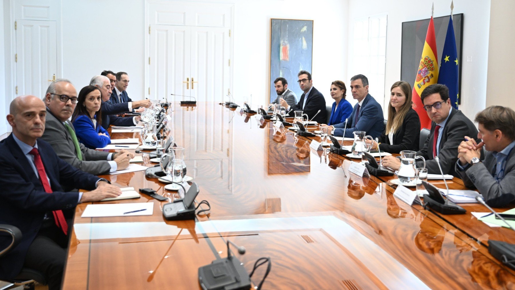 El Gobierno envía ‘hombres de negro’ a las eléctricas para buscar datos que las culpen del apagón