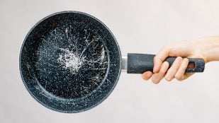 Los rasguños de una sartén liberan microplásticos.