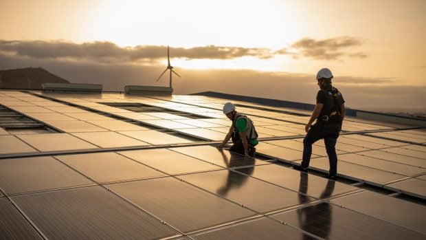 sistema eléctrico fotovoltaica trabajadores