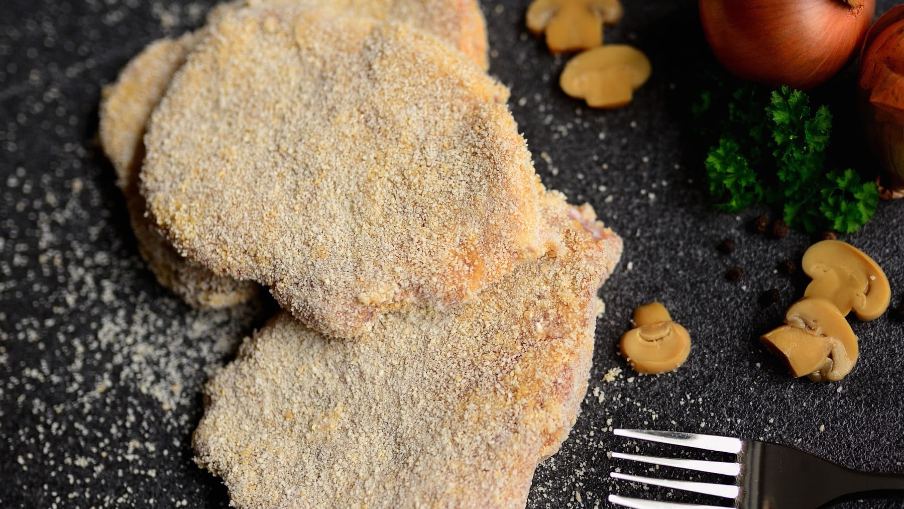Ni harina ni pan rallado: el sencillo truco de los chefs para hacer los filetes empanados extra crujientes