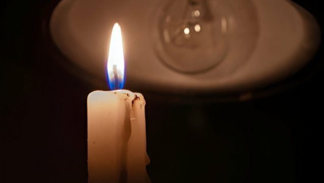 Una vela en pleno apagón.