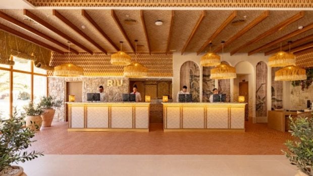 Lobby del hotel Riu La Mola. 