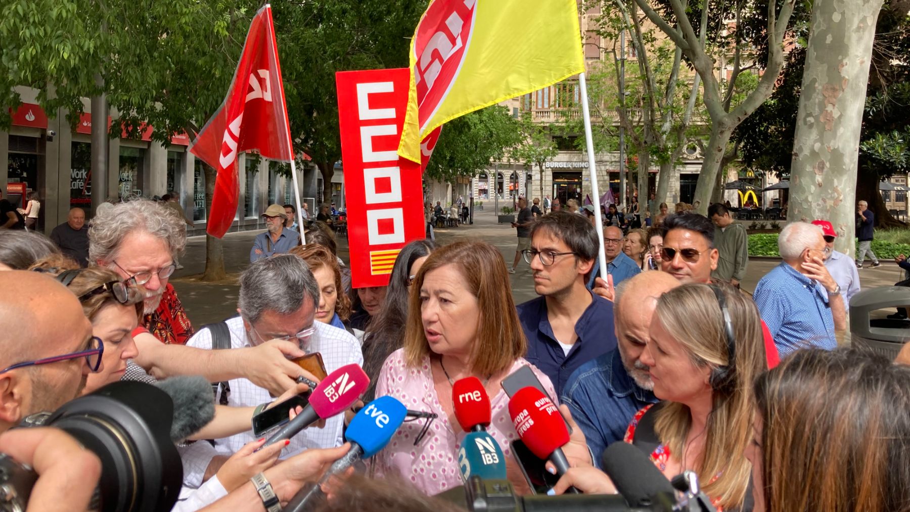 Armengol contraprograma al 1 de Mayo convocando a los medios junto a la manifestación