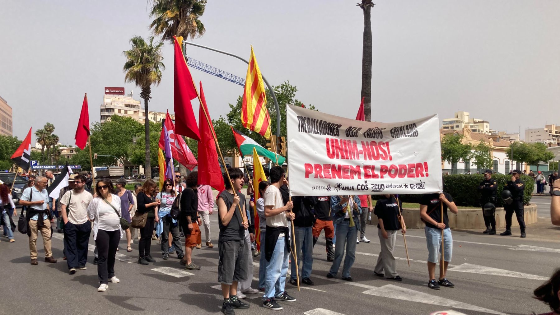 Radicales de Arran y revolucionarios del colectivo Aurora se cuelan en el 1 de Mayo de Palma