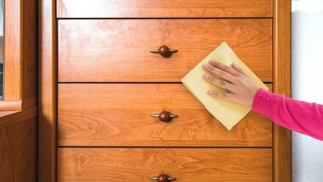 Quitar el polvo de los muebles