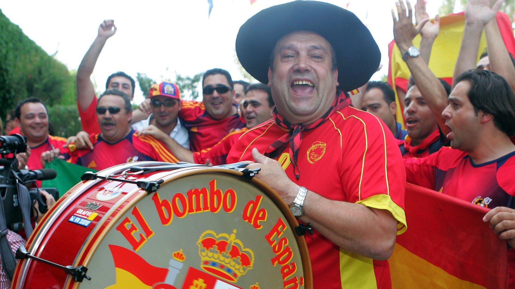 La selección española se despide de Manolo el del Bombo: «Uno de nuestros seguidores más fieles…»