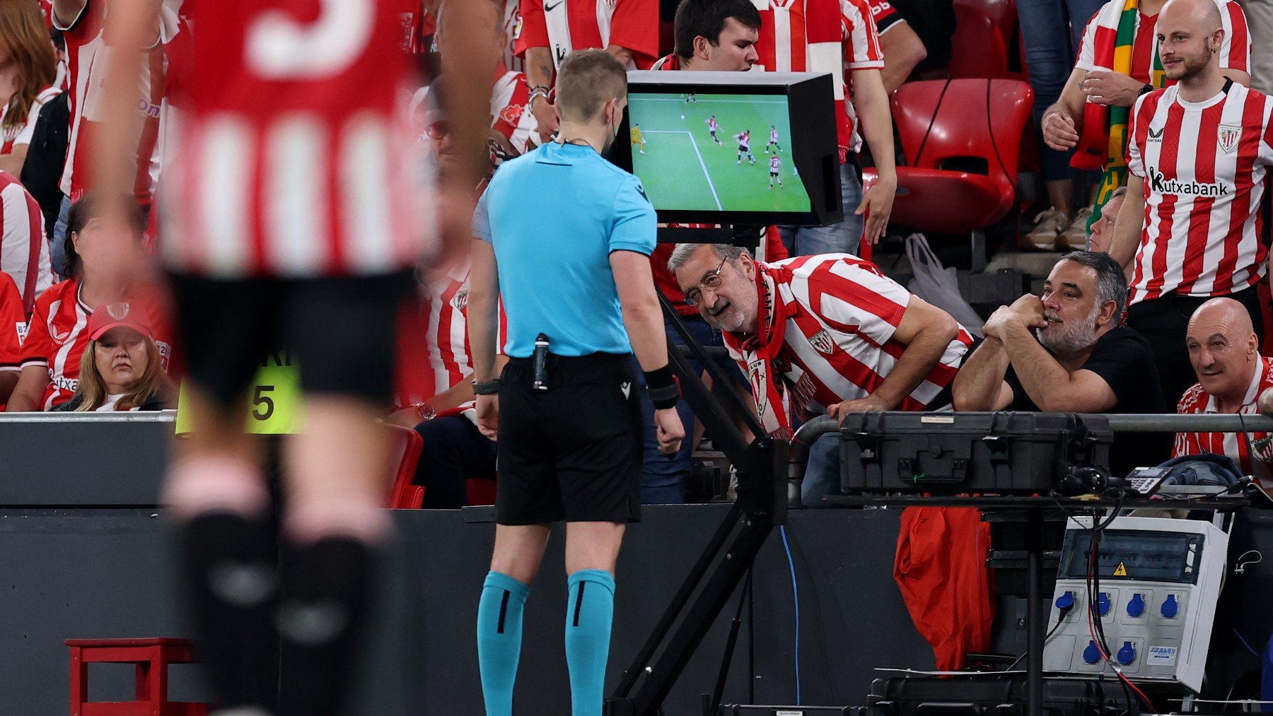 La Real se solidariza con el Athletic por el polémico penalti a favor del United: «Sé cómo te sientes, bro»
