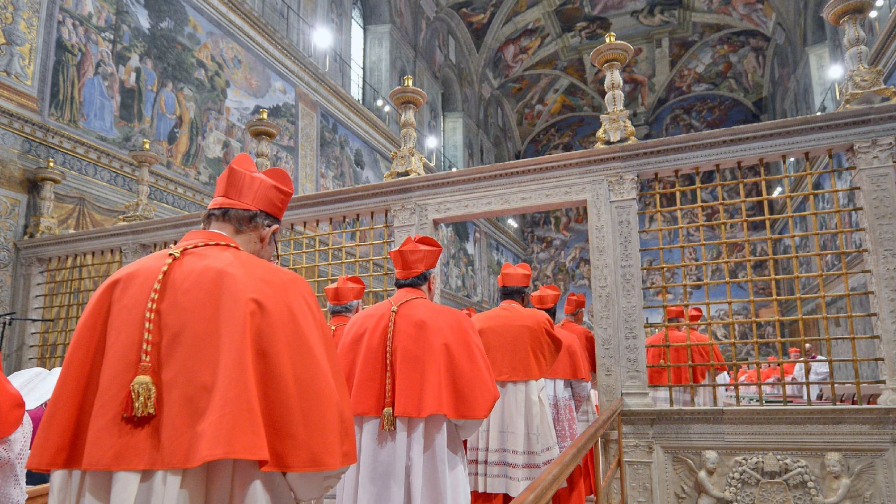 Cardenales entran en la Capilla Sixtina.