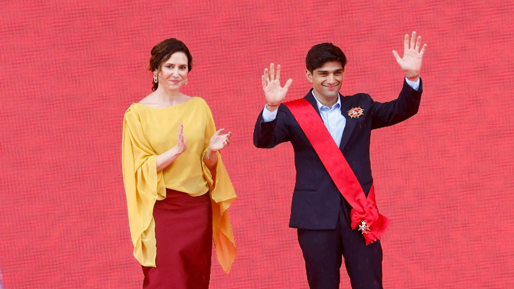 Isabel Díaz Ayuso y Jorge Martín, en la entrega de la Gran Cruz de la Orden del Dos de Mayo. (EFE)