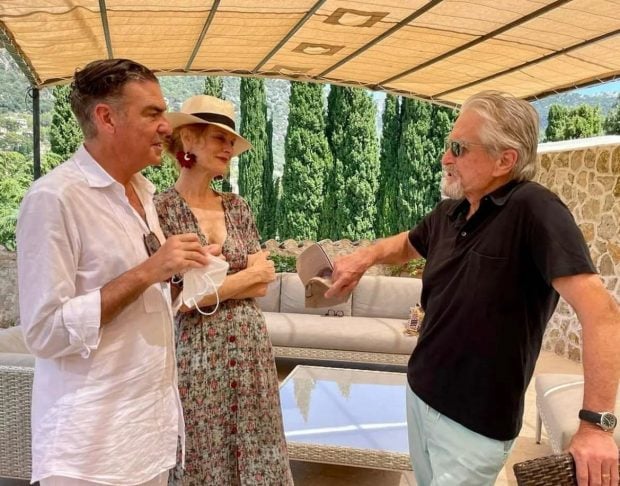 Esteban Mercer junto con Michael Douglas y su esposa en Mallorca.