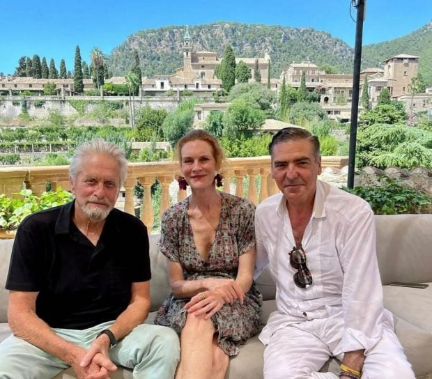 Esteban Mercer junto con Michael Douglas y su esposa en Mallorca.