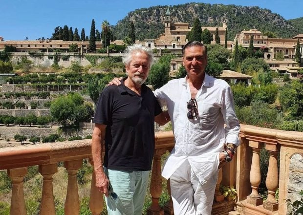 Esteban Mercer junto con Michael Douglas en Mallorca.