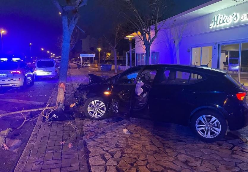 Cuadruplica la tasa de alcohol al volante y choca contra dos árboles en la carretera de Artà