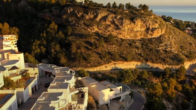 Okupa ruso buscado por la Interpol amenaza a un pueblo de Alicante, okupa ruso peligroso en Altea, okupa peligroso en Altea, okupación de una villa de lujo en Alicante, problema okupación en una mansión de Altea.