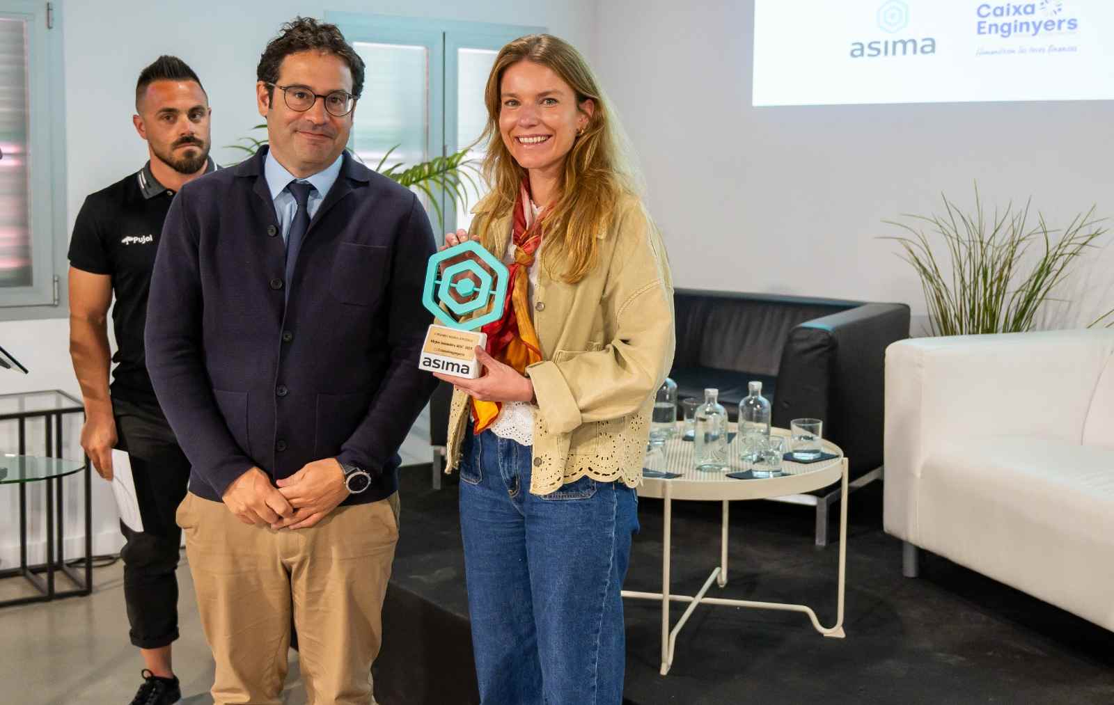 Eduard Barcons, de Caixa d’Enginyers, entrega el I Premio ASIMA Jóvenes a Ana Ortolá, de Quota Laboral.