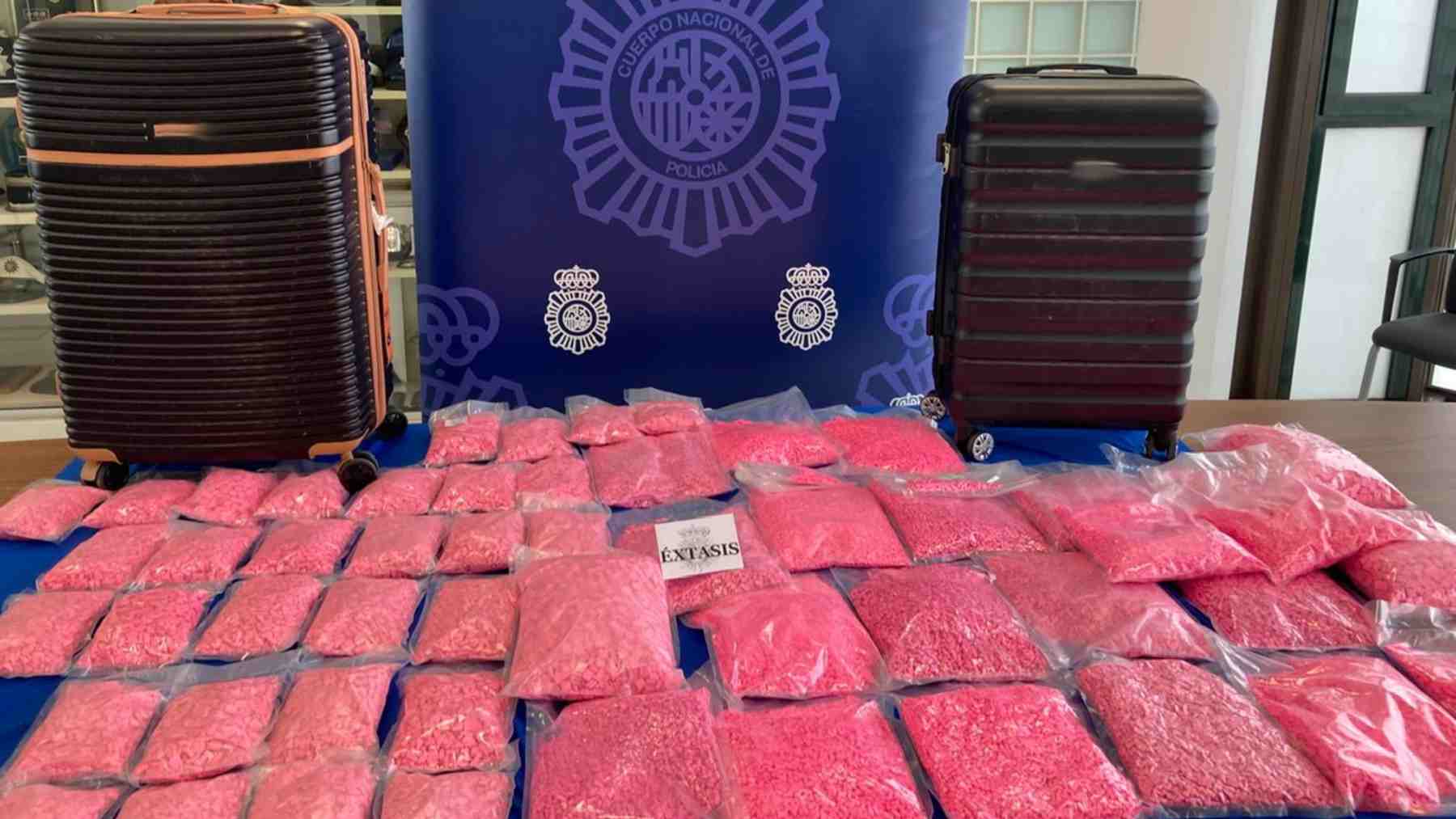 Cargamento de más de 163.000 pastillas de éxtasis intervenidas al detenido en el aeropuerto de Ibiza.