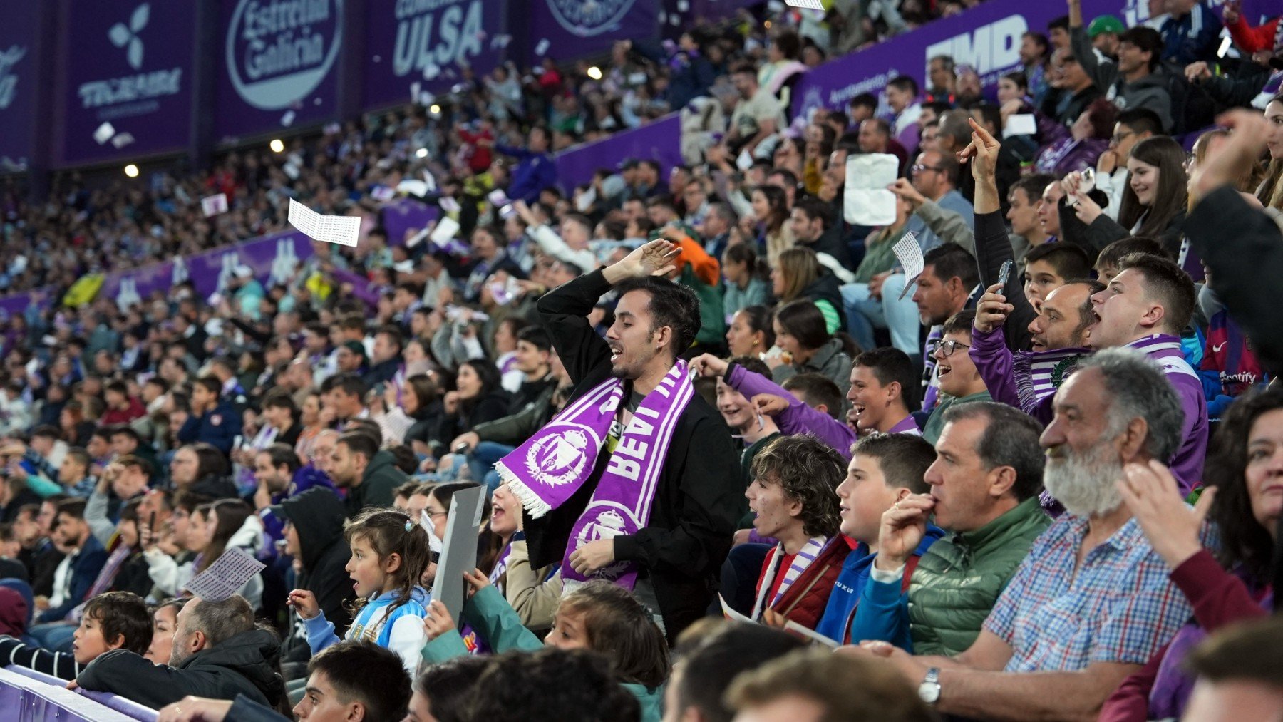 La afición del Valladolid explota contra Ronaldo lanzando billetes con su cara y piden la venta del club