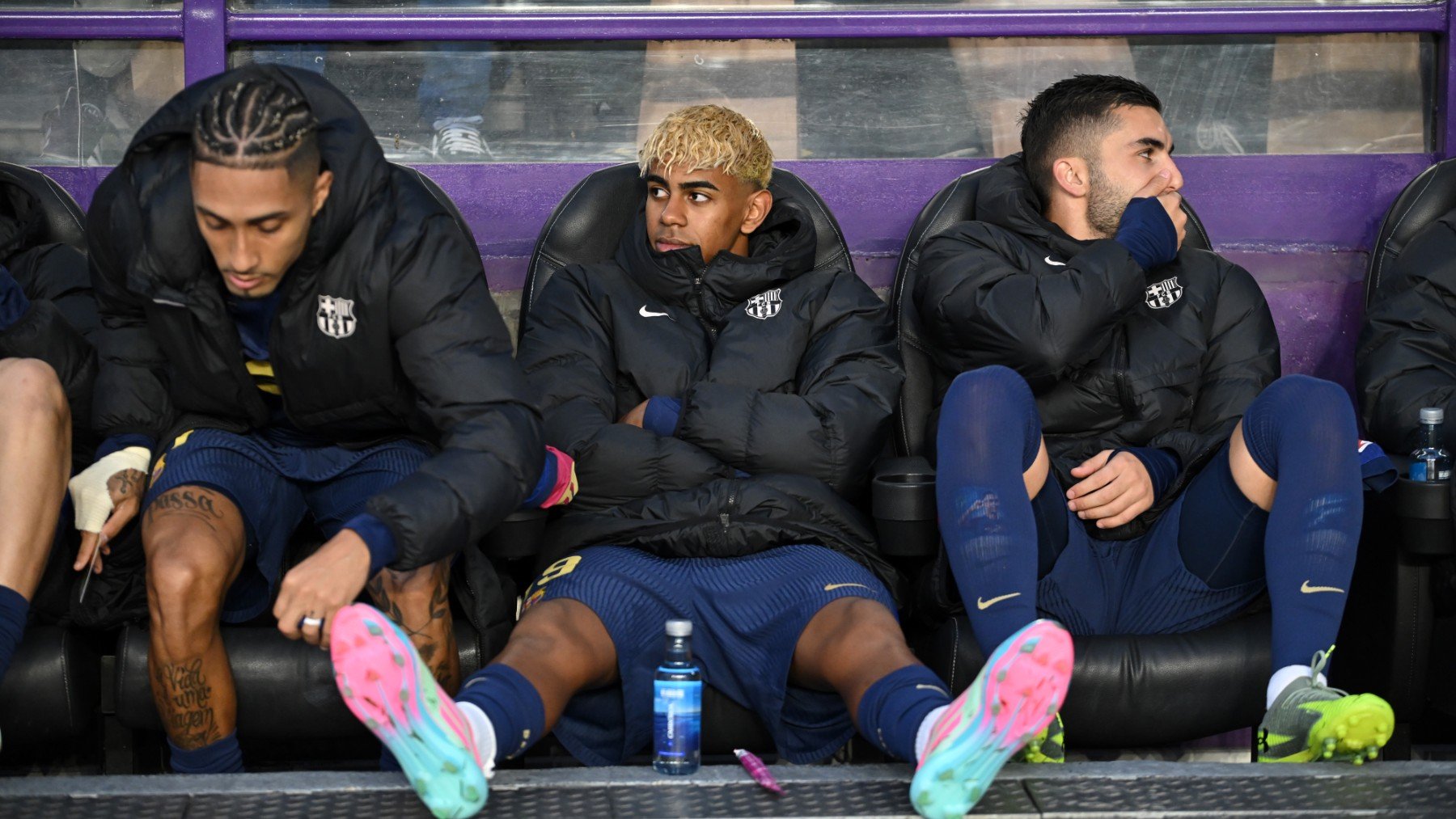 Lamine, Raphinha y Ferran Torres en el banquillo del Barcelona. (Getty)