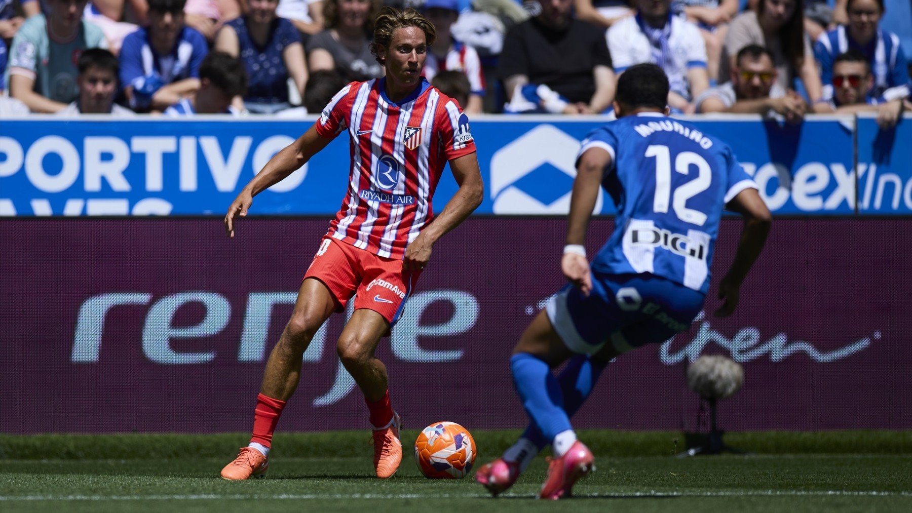 Llorente conduce la pelota. (EP)