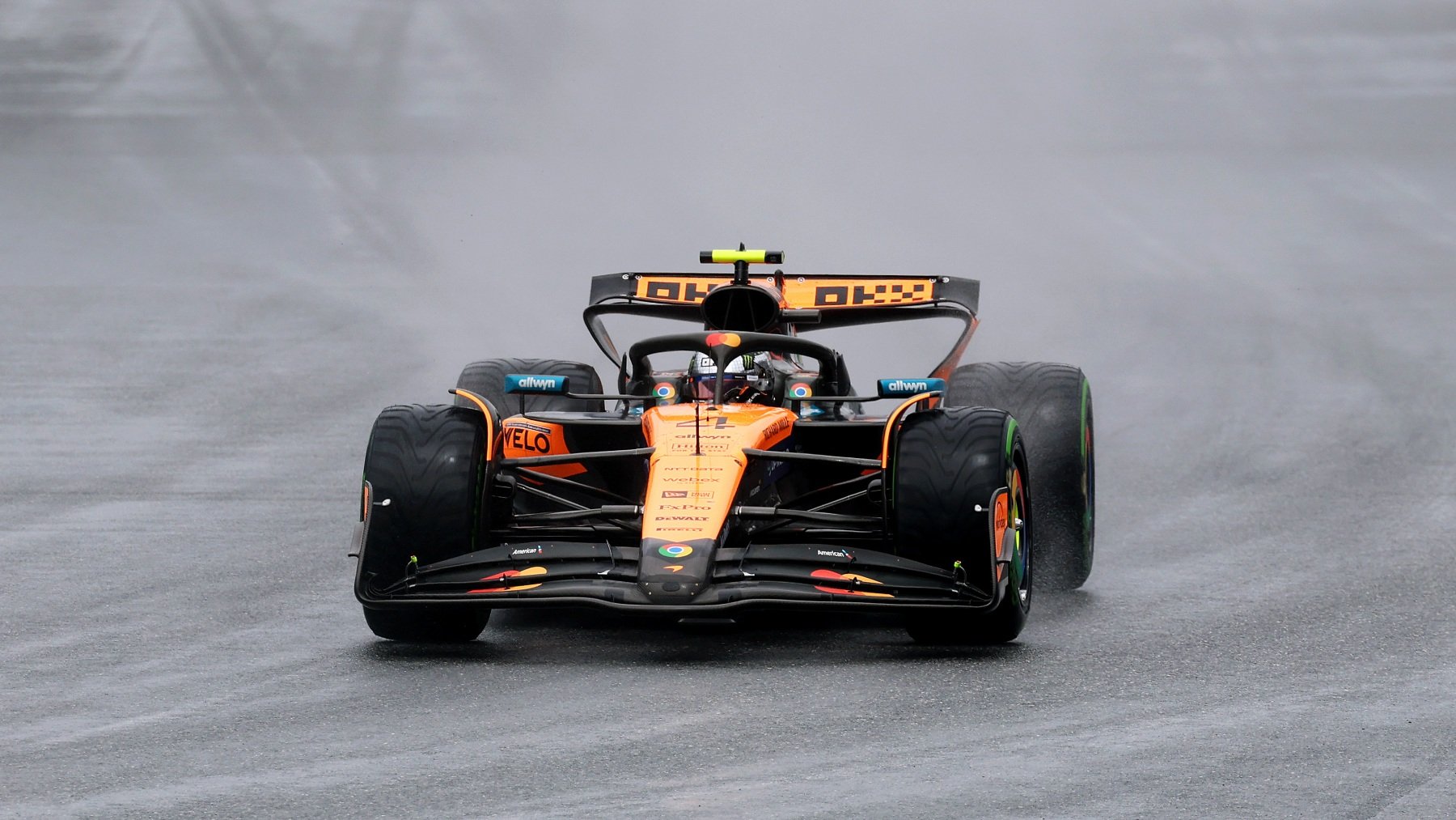 Norris se lleva la sprint más accidentada de la historia con drama para Alonso y Sainz