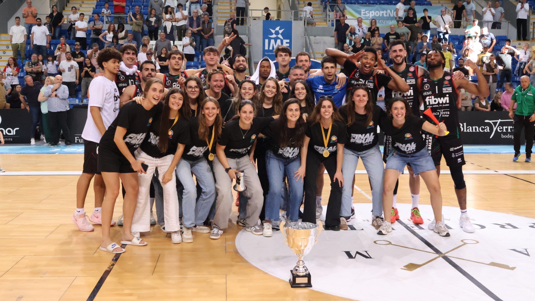 Foto final de alegría tras la clasificación.