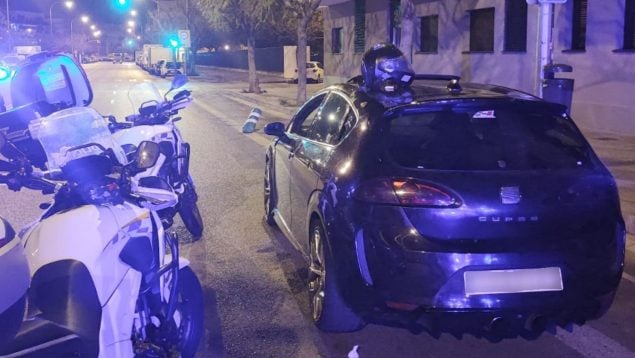 La policía no consigue detener a un conductor drogado y a toda velocidad pero lo apresa al llegar a casa