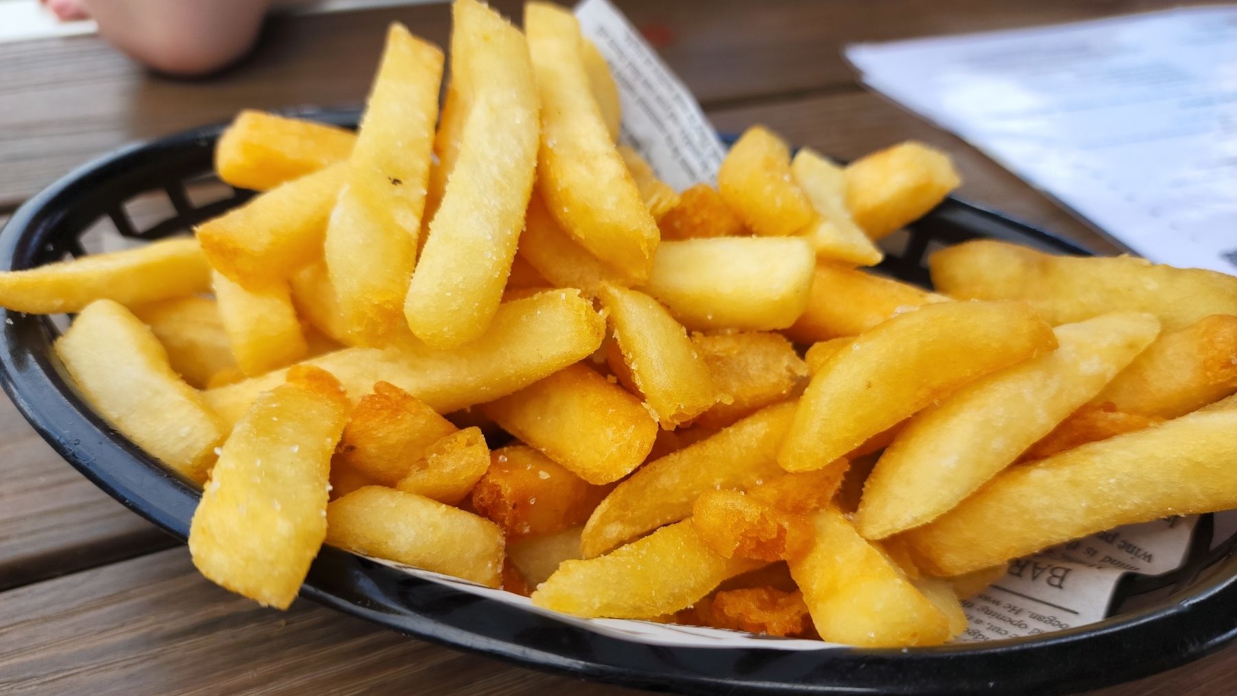 Lo hacemos todos y es la ruina: el error que estropea las patatas fritas caseras, según un chef
