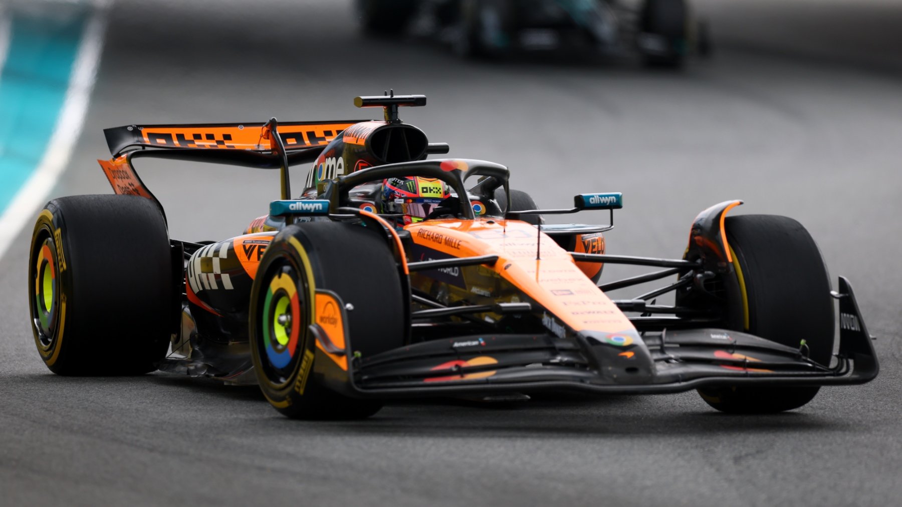Piastri presiona para ganar en Miami, Sainz noveno con susto y Alonso penúltimo