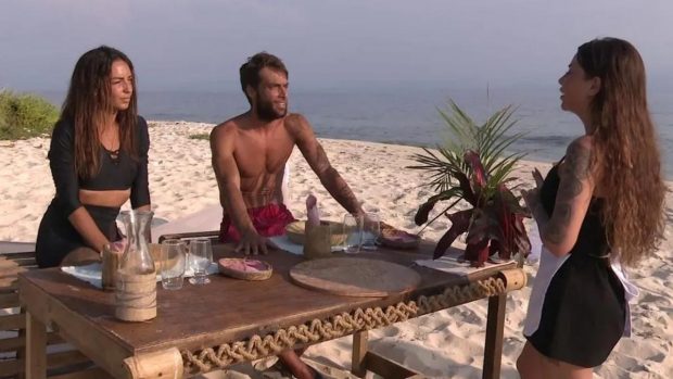 Anita Williams, Montoya y Gabriella en la isla. (Mediaset)