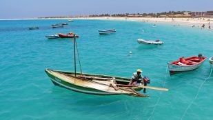 Razones para emigrar a Cabo Verde si eres un jubilado español, cómo emigrar a Cabo Verde desde España, emigrar a Cabo Verde como pensionista, por qué emigrar a África desde España, mudarse a Cabo Verde como español.