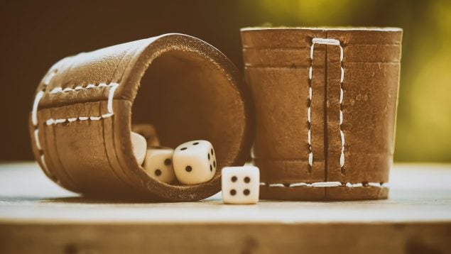 Juego de mesa más popular en la Edad Media, juegos de dados populares en la Edad Media, juegos de dados medievales, mejores juegos de dados en el medievo.