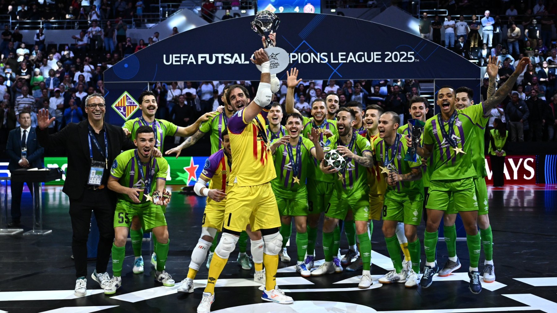 El equipo, levantando la Champions un año más.