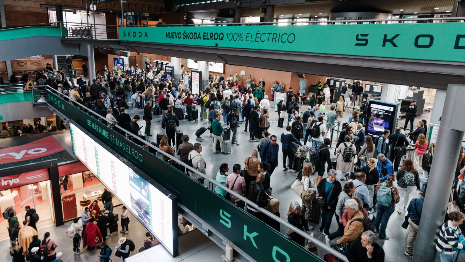 Cientos de personas se agolpan en Atocha. (EP)