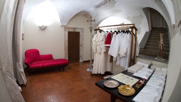 «Extra omnes!»: así empieza el ritual milenario del cónclave que elige desde hoy al nuevo Papa