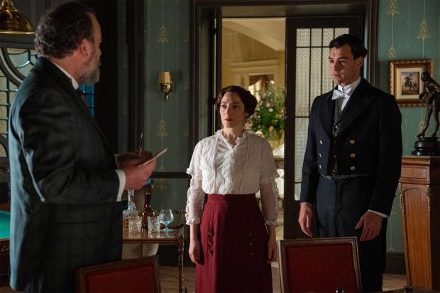 Alonso, Eugenia y Curro en La Promesa. (RTVE)