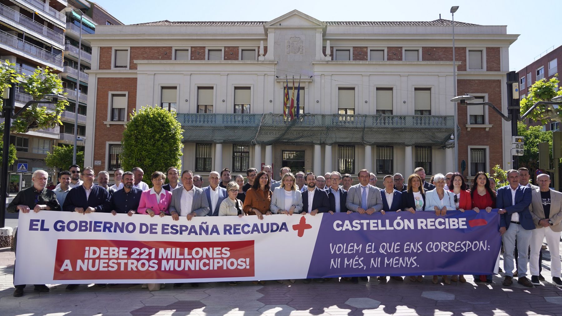 Los 68 alcaldes del PP en la provincia de Castellón, con Marta Barrachina, ante la Delegación de Gobierno, este martes.