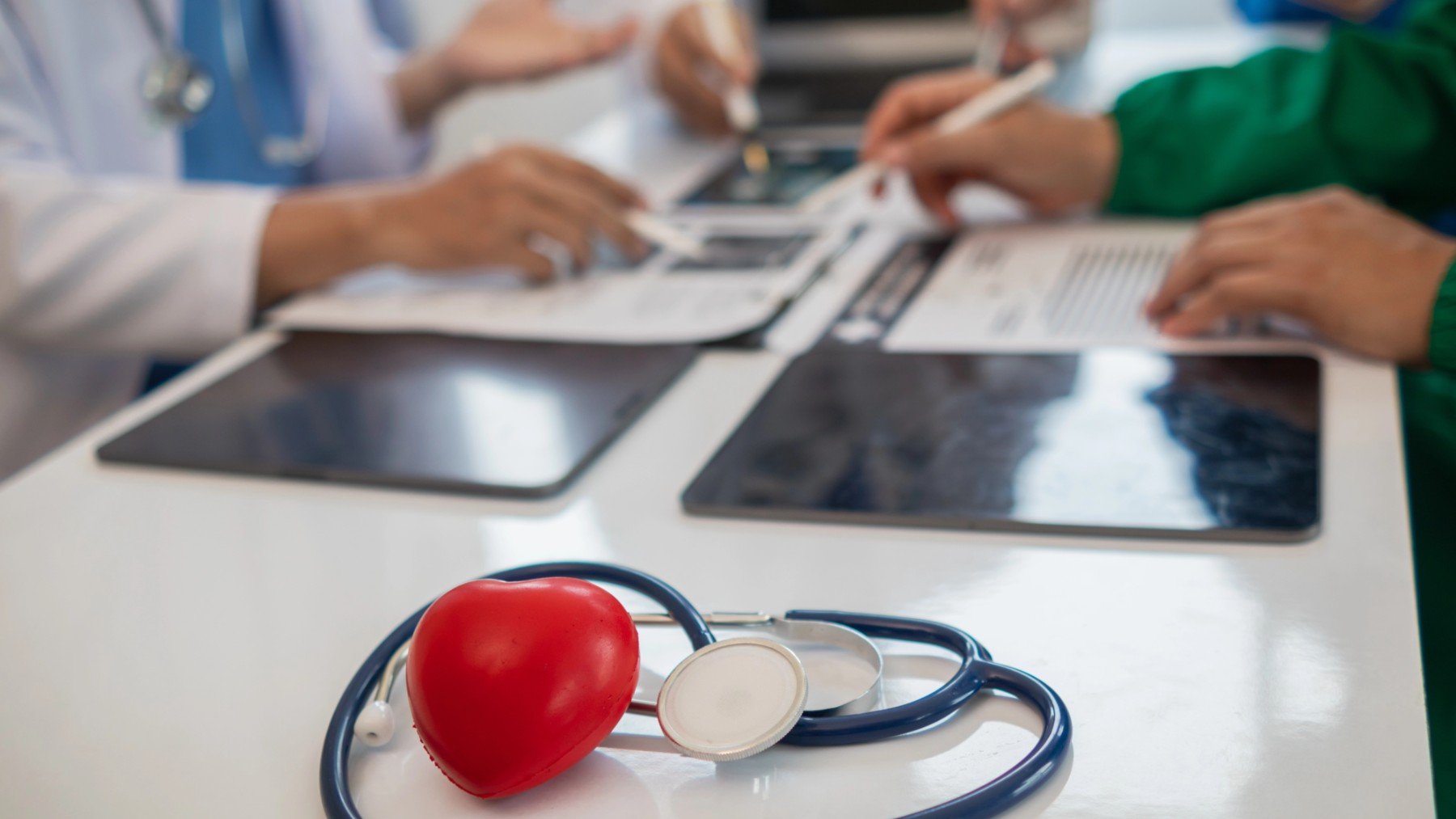 Una doctora revisa una historia clínica.