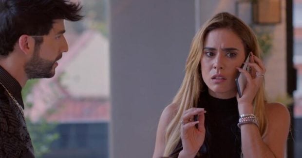 Carlos Torres y Carolina Ramírez en 'La Reina del Flow'. (Netflix)