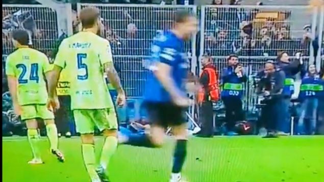 Iñigo Martínez escupitajo