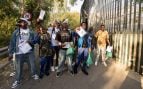 Inmigrantes del CETI de Ceuta celebran su salida a la península. (Europa Press)