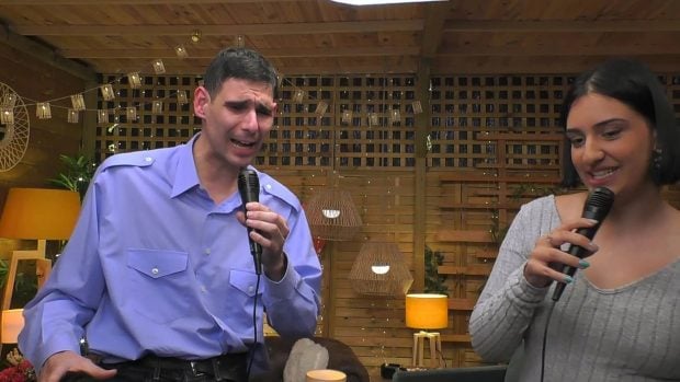 Ángel y Daray en el reservado de 'First Dates'. (Mediaset)