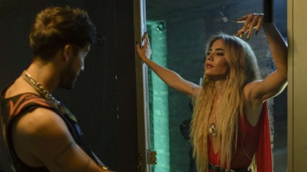 Carlos Torres y Carolina Ramírez en 'La Reina del Flow'. (Netflix)